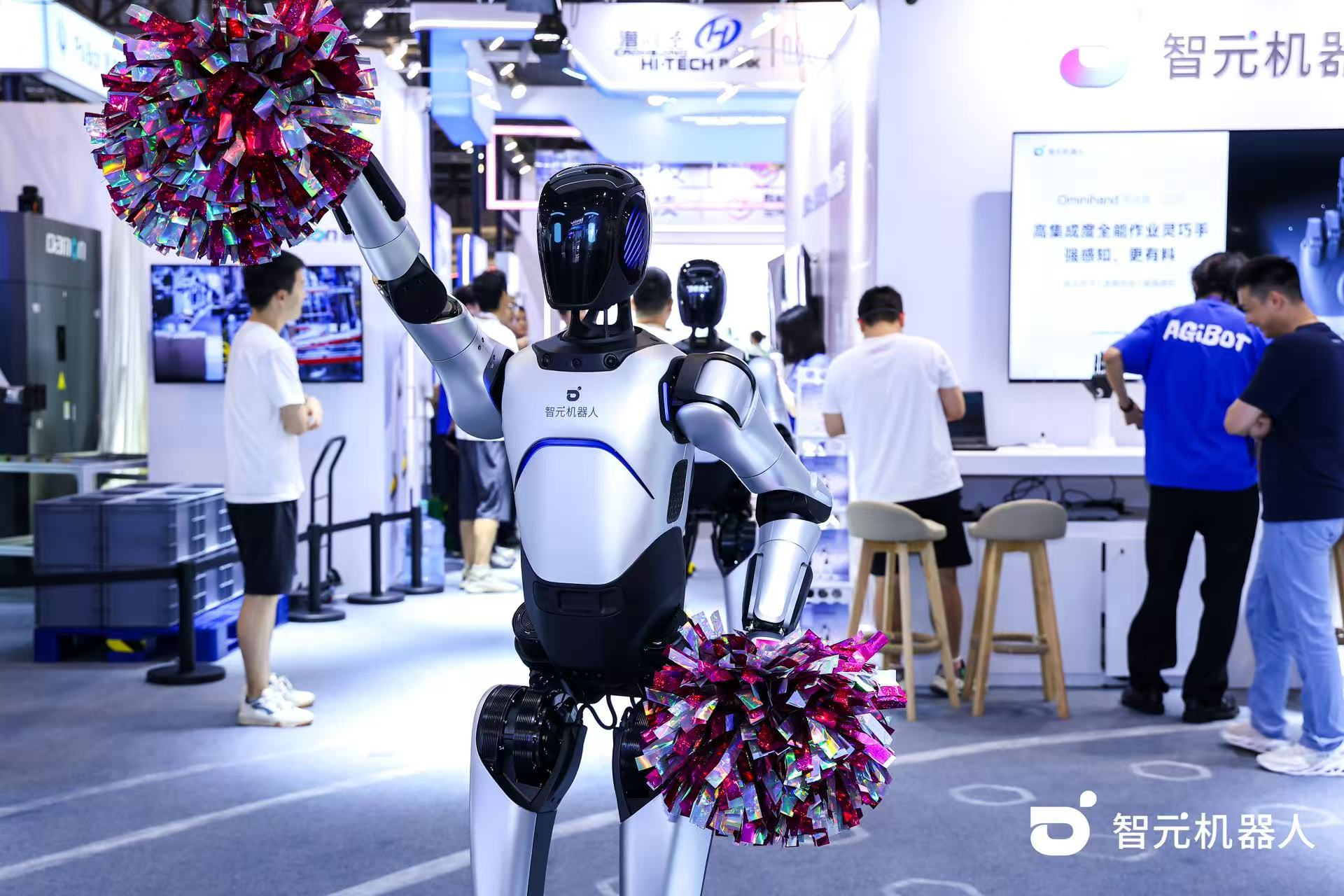 太陽成機器人 WAIC 首日展臺火爆，機器人家族集體打工忙不停